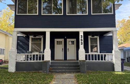 Manhattan House | Charming 2-bedroom house- 3 blocks from Aggieville in wonderful MHK