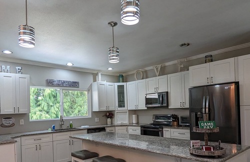 East Olympia House | Charming 2-bedroom home with dedicated office, WiFi & air conditioning - Olympia