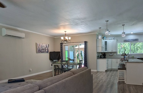 East Olympia House | Charming 2-bedroom home with dedicated office, WiFi & air conditioning - Olympia