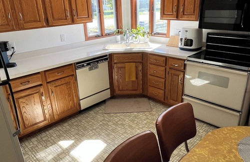 Oshkosh House | Charming 2-bedroom home away from home in Oshkosh