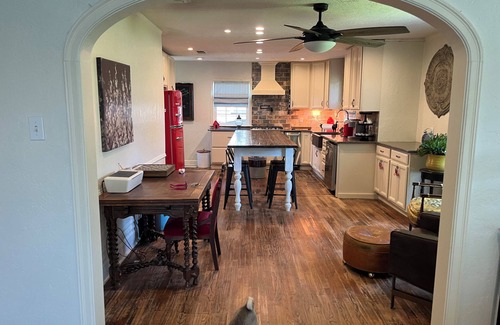 Denison House | Charming 2-bedroom house with a full remodel in beautiful Denison with WiFi, AC