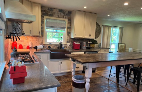 Denison House | Charming 2-bedroom house with a full remodel in beautiful Denison with WiFi, AC