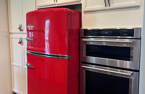 Denison House | Charming 2-bedroom house with a full remodel in beautiful Denison with WiFi, AC