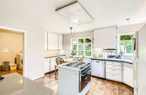 North Gresham House | Charming 2-bedroom single level house close to PDX, Edgefield and Mt Hood