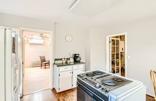 North Gresham House | Charming 2-bedroom single level house close to PDX, Edgefield and Mt Hood