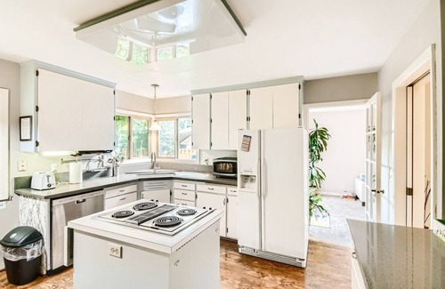 North Gresham House | Charming 2-bedroom single level house close to PDX, Edgefield and Mt Hood