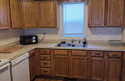 Bismarck House | Charming 2-bedroom townhome with WiFi, AC in brilliant Bismarck