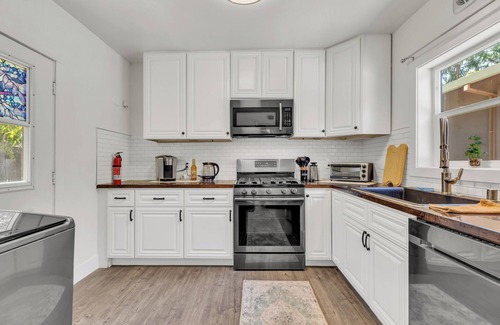 Southeastern Sacramento House | Charming 2-bedroom Unit in Duplex Nestled in A Quiet Neighborhood.