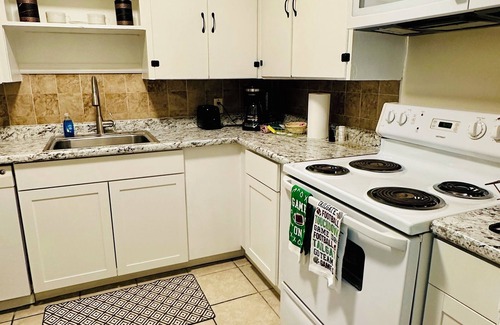 Highlands - Perkins Condo | Charming 2-Bedroom Condo in Baton Rouge close to LSU and Downtown