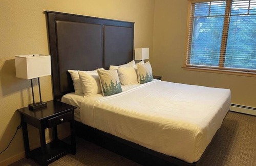 Four O'Clock Cabin | Charming 2-bedroom lodge with WiFi, ski-in and ski-out, walking distance to town