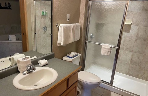 Four O'Clock Cabin | Charming 2-bedroom lodge with WiFi, ski-in and ski-out, walking distance to town