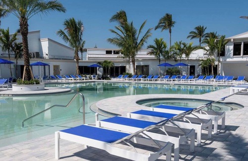 Fort Pierce Condo | Charming 2-bedroom condo, fitness room, on golf course, tiki, Hutchinson Island