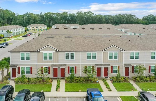 Arlington House | Charming 2-bedroom townhome in beautiful Jacksonville near beach and downtown.