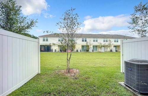 Arlington House | Charming 2-bedroom townhome in beautiful Jacksonville near beach and downtown.