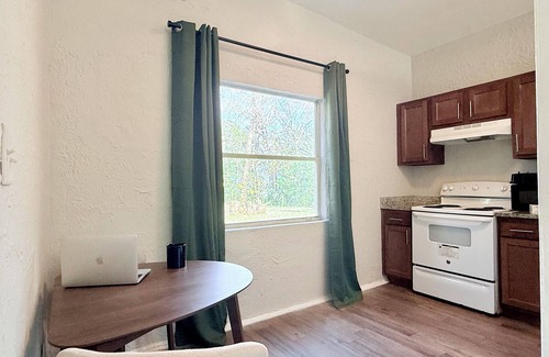 Highlands House | Charming 2-bedroom close to Airport and Zoo!