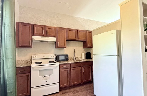 Highlands House | Charming 2-bedroom close to Airport and Zoo!