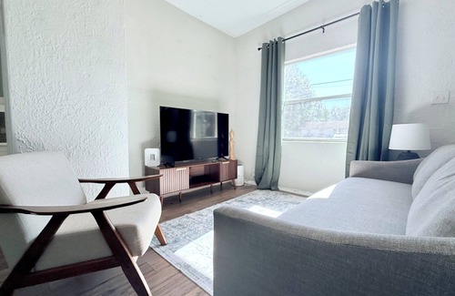 Highlands House | Charming 2-bedroom close to Airport and Zoo!