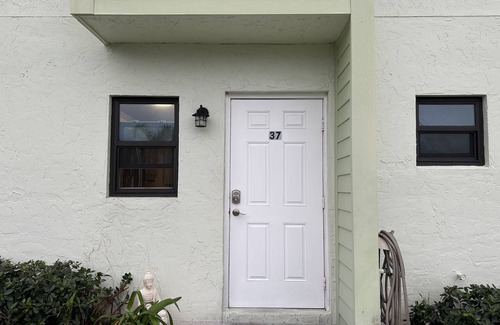 Hutchinson Island South Condo | Charming 2-bedroom Townhouse on Hutchinson Island, with private beach access.