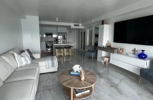 Mid Beach Apartment | Charming 2-bedroom apartment with WiFi and fitness room in marvelous Miami Beach