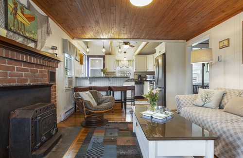 Eastward Look House | Charming 2 Bedroom Cottage just a Short Walk from Scarborough Beach