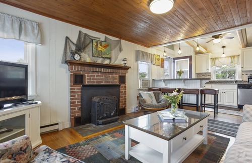 Eastward Look House | Charming 2 Bedroom Cottage just a Short Walk from Scarborough Beach