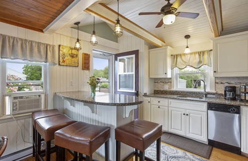 Eastward Look House | Charming 2 Bedroom Cottage just a Short Walk from Scarborough Beach