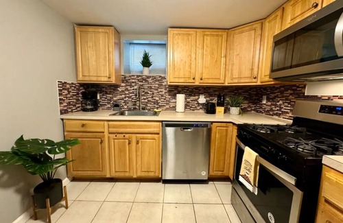 North Bergen Apartment | Charming 2-bedroom apartment with WiFi, Washer,Dryer,AC in North Bergen