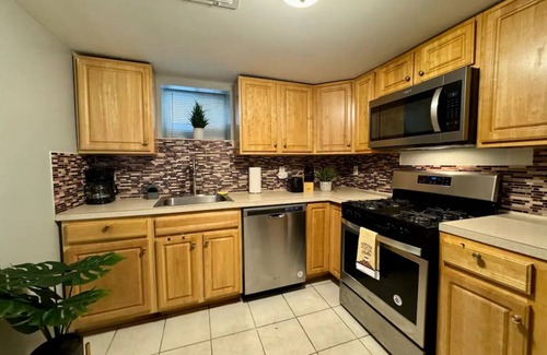 North Bergen Apartment | Charming 2-bedroom apartment with WiFi, Washer,Dryer,AC in North Bergen