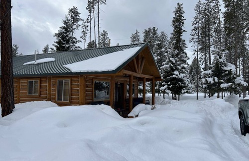 Seeley Lake Cabin | Charming 2-bedroom cabin with bonus loft, pet-friendly in Seeley Lake