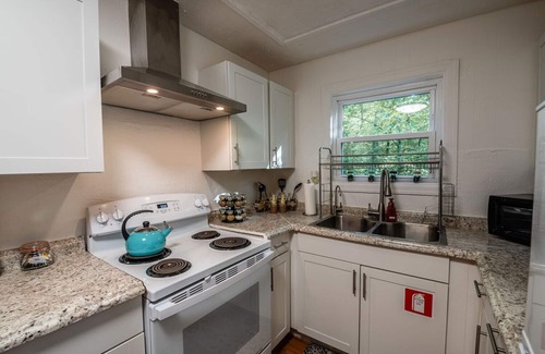 Sevierville Cottage | Charming 2-bedroom cottage in marvelous Sevierville with WiFi, AC