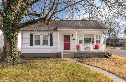 Terre Haute House | Charming 2-bedroom bungalow, pet friendly, King bed in Wonderful Terre Haute