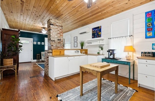 Roseland Terrace Historic District House | Charming 2 br located near LSU & other amenities. WIFI included. Pet Friendly.