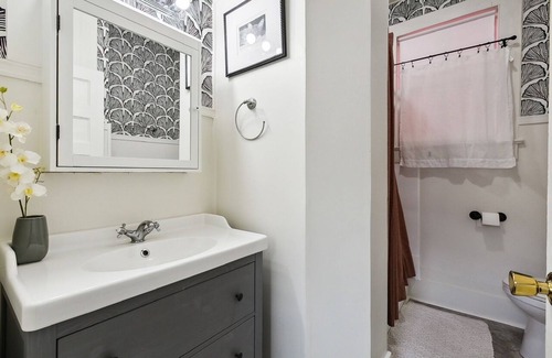 Roseland Terrace Historic District House | Charming 2 br located near LSU & other amenities. WIFI included. Pet Friendly.