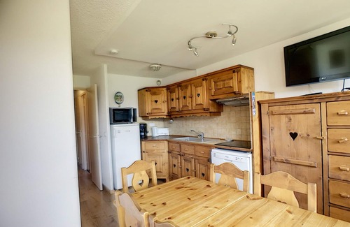 Reberty Apartment | Charming 2-Room Cabin for 6, Ski-in/Ski-out, South-Facing Balcony, Beautiful Views, Parking Included