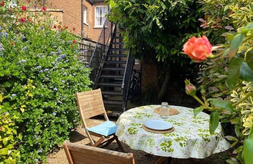 Mortlake Apartment | Charming 2B2B Maisonette with private garden and parking