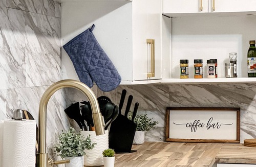 Drumheller House | Charming 2BR Home | Sleeps 5| Full Stock Kitchen