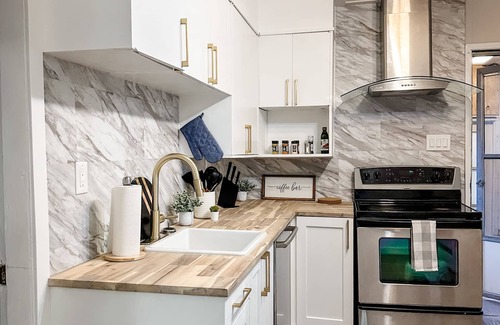 Drumheller House | Charming 2BR Home | Sleeps 5| Full Stock Kitchen