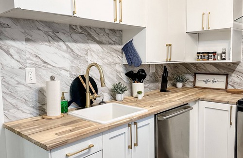 Drumheller House | Charming 2BR Home | Sleeps 5| Full Stock Kitchen