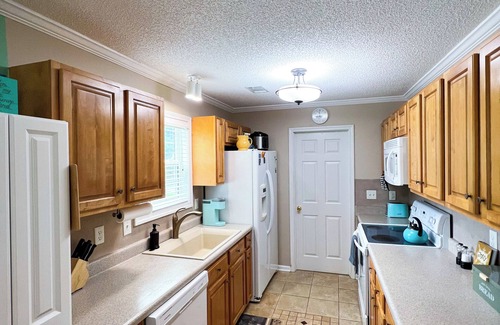 Thomaston House | Charming 3-bdrm house on 3 acres with heat/AC, fitness eqpt, WiFi in Thomaston