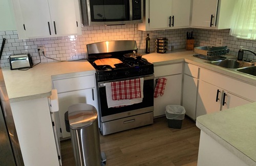 Clinton Township House | Charming 3-bedroom house with WiFi, AC in serene Clinton Township