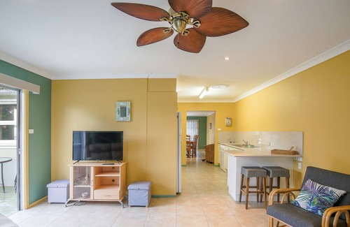 Batehaven Apartment | Charming 3-Bed with Water Views Near Beach