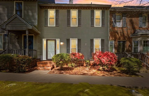 Greenville House | Charming 3-bedroom 2.5-bathroom townhome with WiFi and AC in Greenville