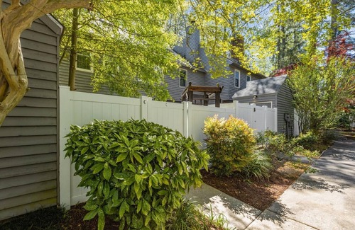 Greenville House | Charming 3-bedroom 2.5-bathroom townhome with WiFi and AC in Greenville