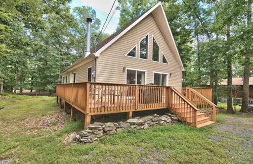 Lackawaxen Ski Chalet | Charming 3-bedroom chalet in Masthope Community.