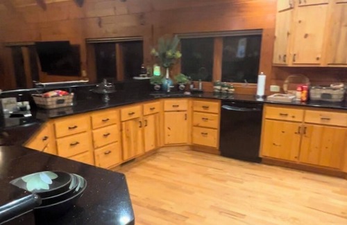 Piper Gap Cabin | Charming 3-bedroom cabin in Woodlawn with WiFi and AC