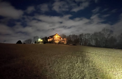 Piper Gap Cabin | Charming 3-bedroom cabin in Woodlawn with WiFi and AC