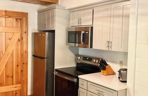 Cashiers Cottage | Charming 3-bedroom cottage Cashiers fiber WiFi w/1,200 sq ft outdoor space