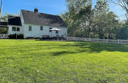 Grosse Ile Cottage | Charming 3-bedroom cottage on beautiful Grosse Ile Michigan -AC/Fitness/Parking