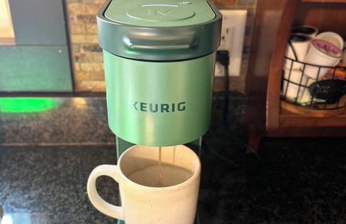 Eureka House | Charming 3-bedroom Cottage with AC, WiFi in lovely Eureka