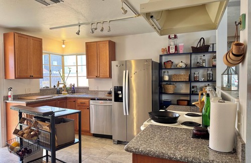 Alegre Community Cottage | Charming 3-bedroom cottage with AC, fitness room in Tempe